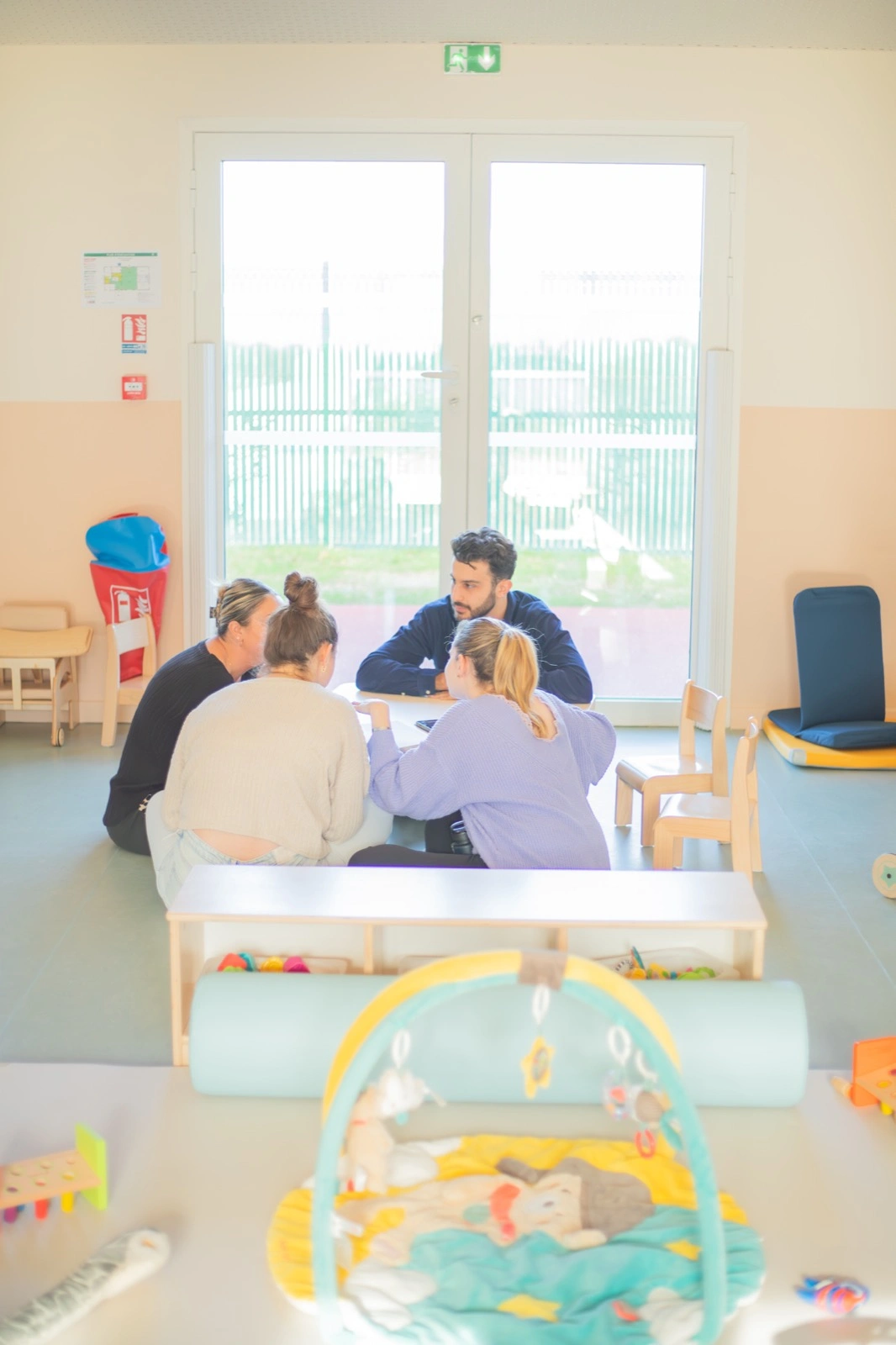 Romain Sessine en atelier avec des professionnelles de crèche