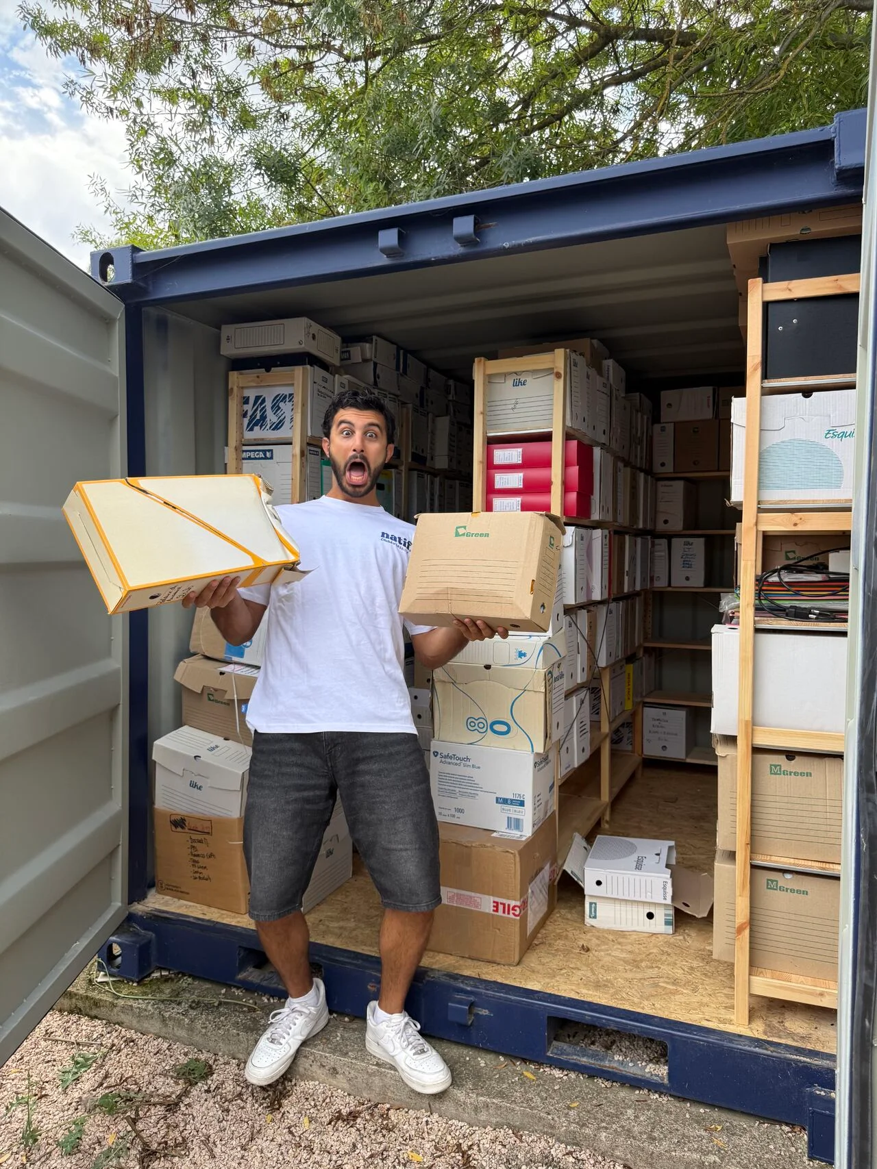 Romain devant le conteneur rempli d'archives de conformité • des années de classeurs HACCP, protocoles et relevés de température