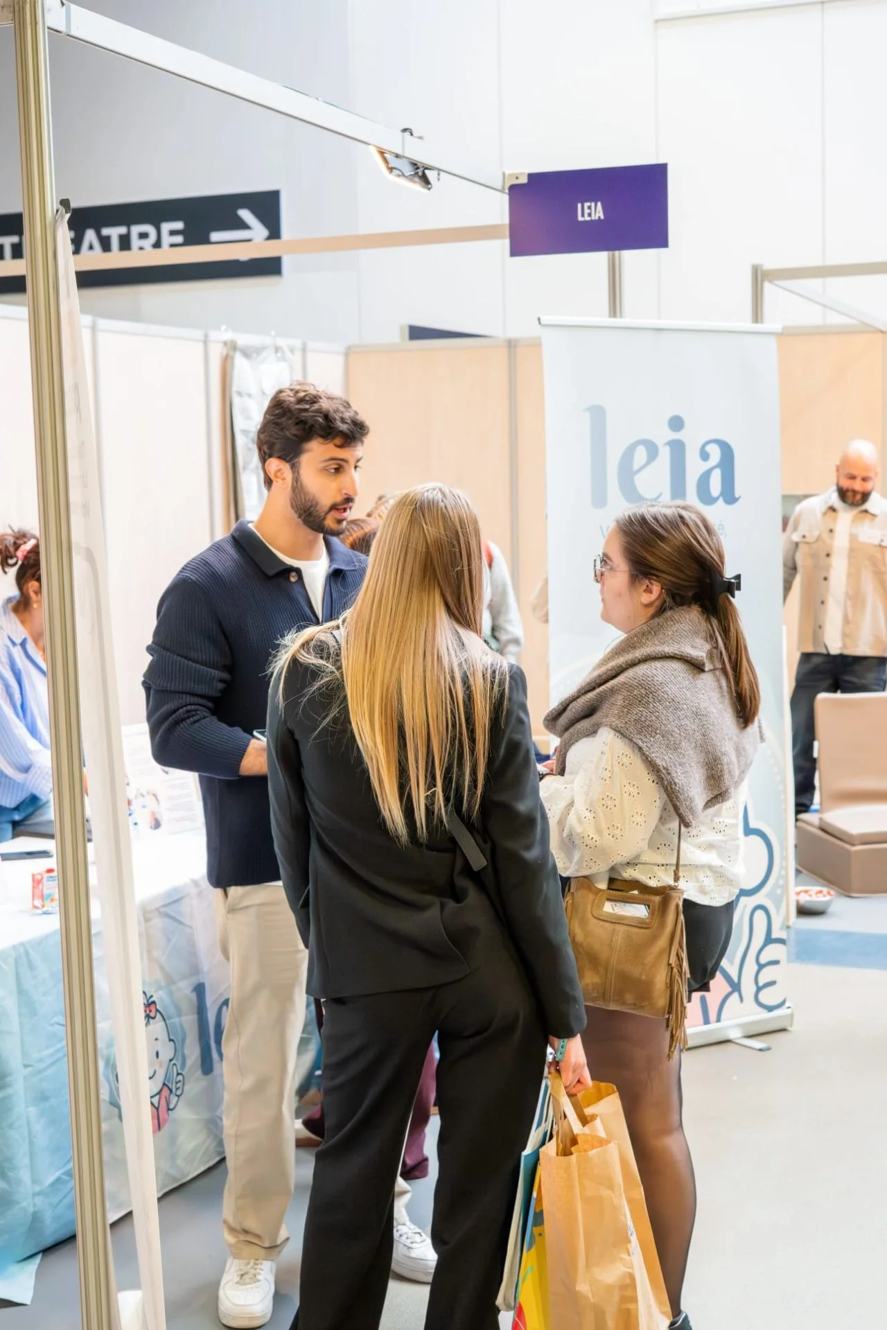 Romain échangeant avec des visiteuses sur le stand Leia au Salon Petit 1 Lille