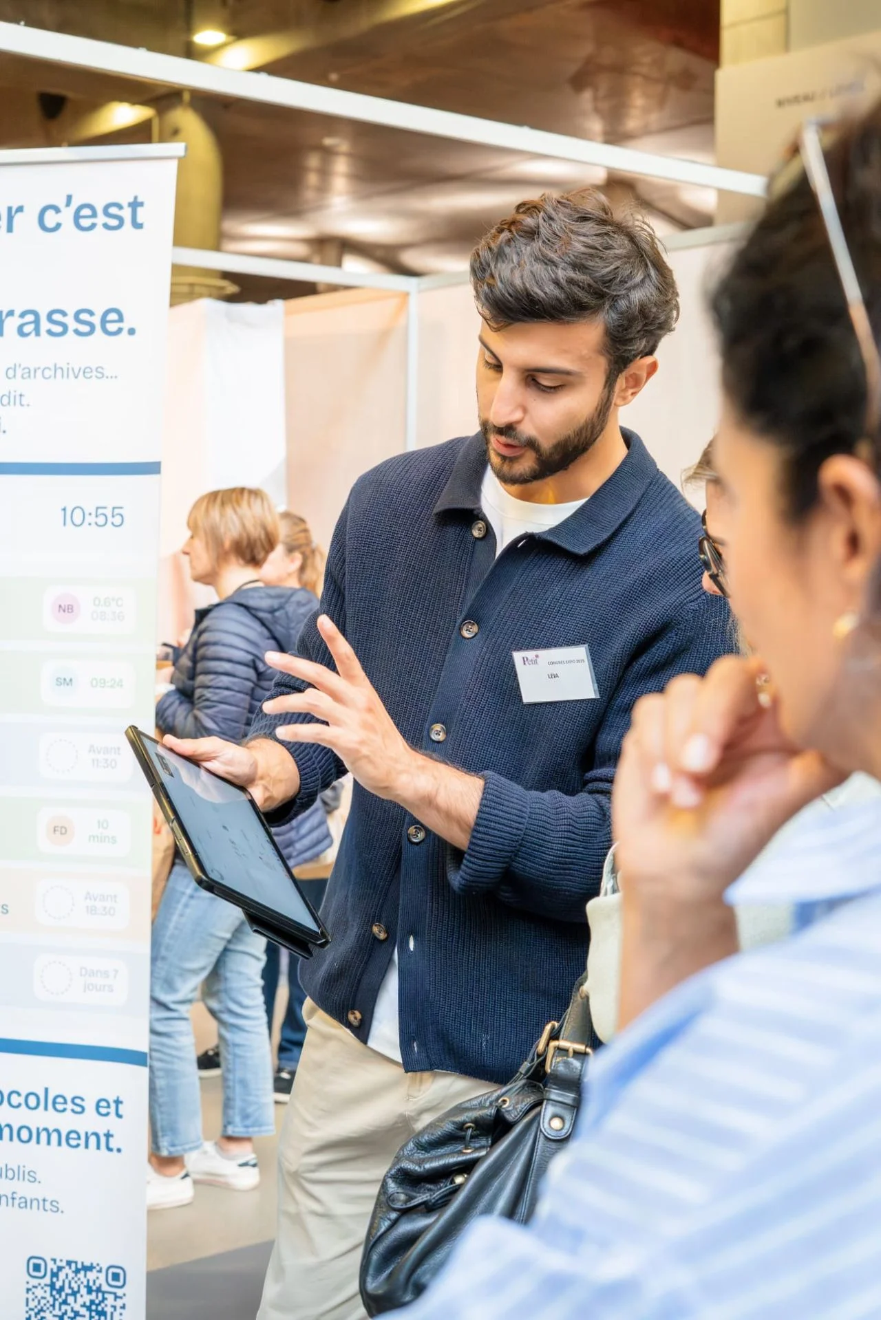 Romain montrant l'application Leia sur tablette au Salon Petit 1 Lille