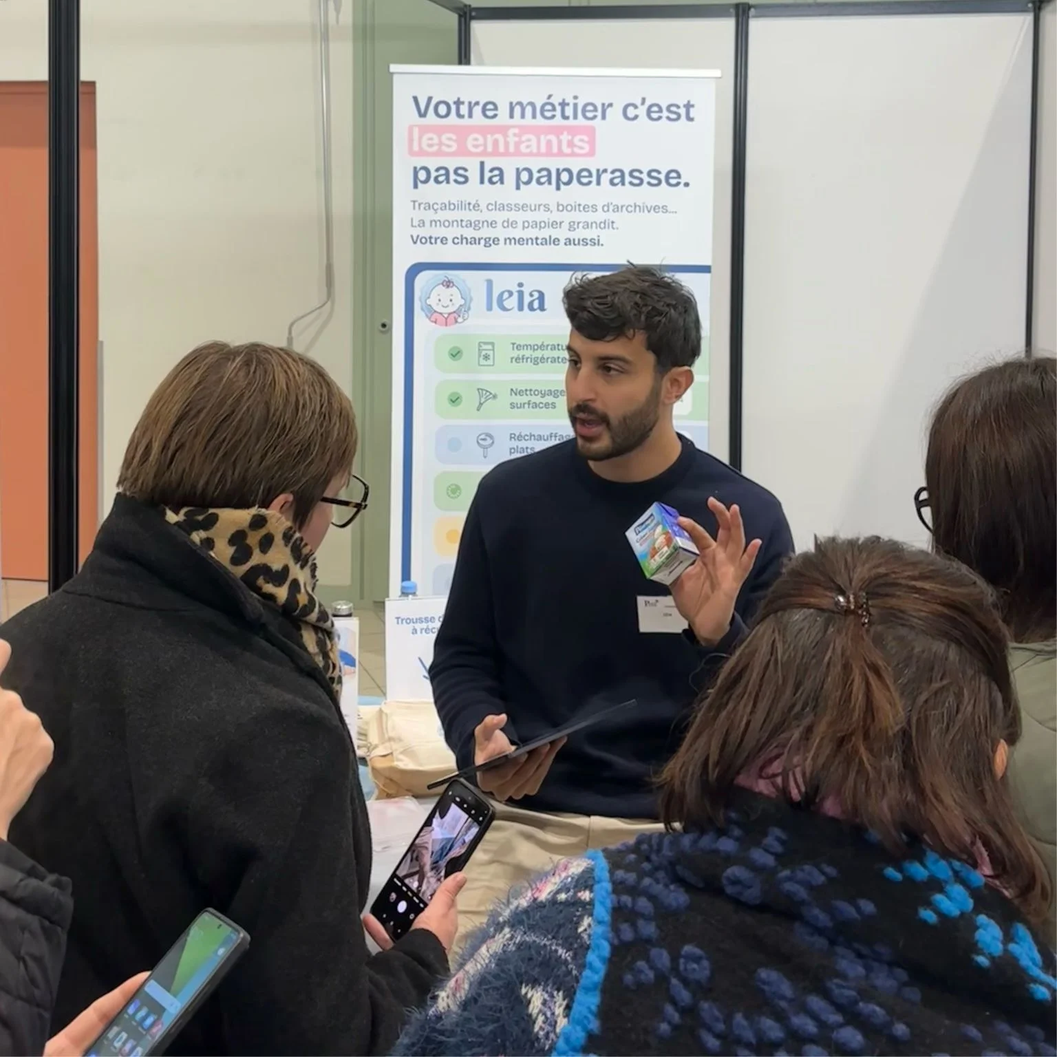 Romain présentant Leia à un groupe de professionnelles au Salon Petit 1 Toulouse