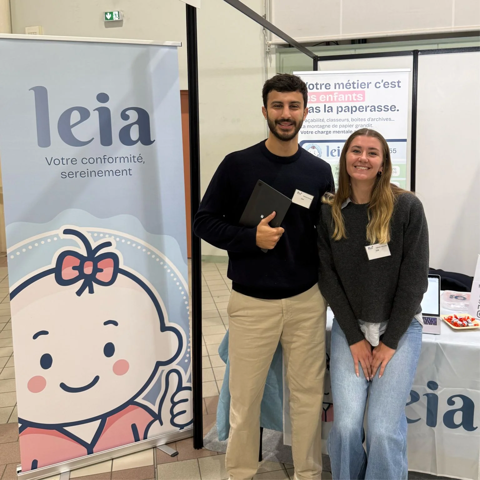 L'équipe Leia devant le stand au Salon Petit 1 Toulouse