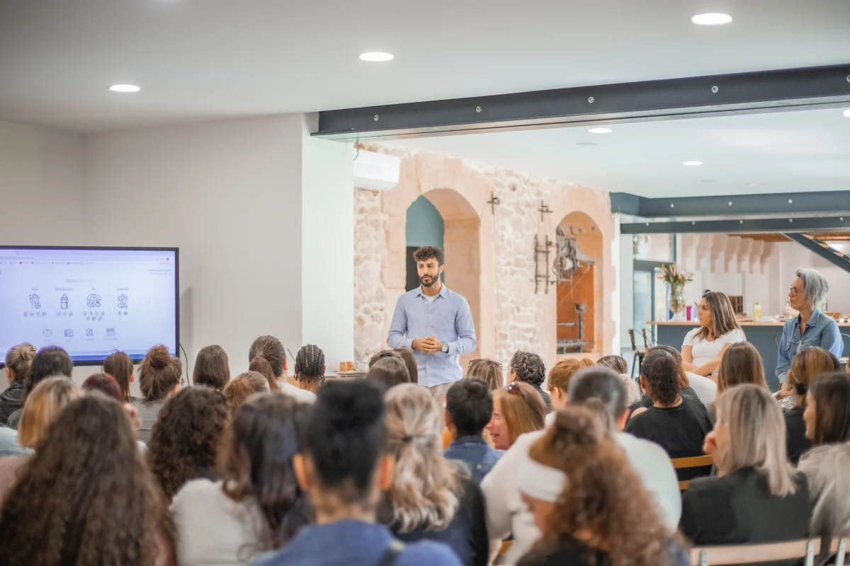 Romain présentant Leia devant des professionnelles de la petite enfance