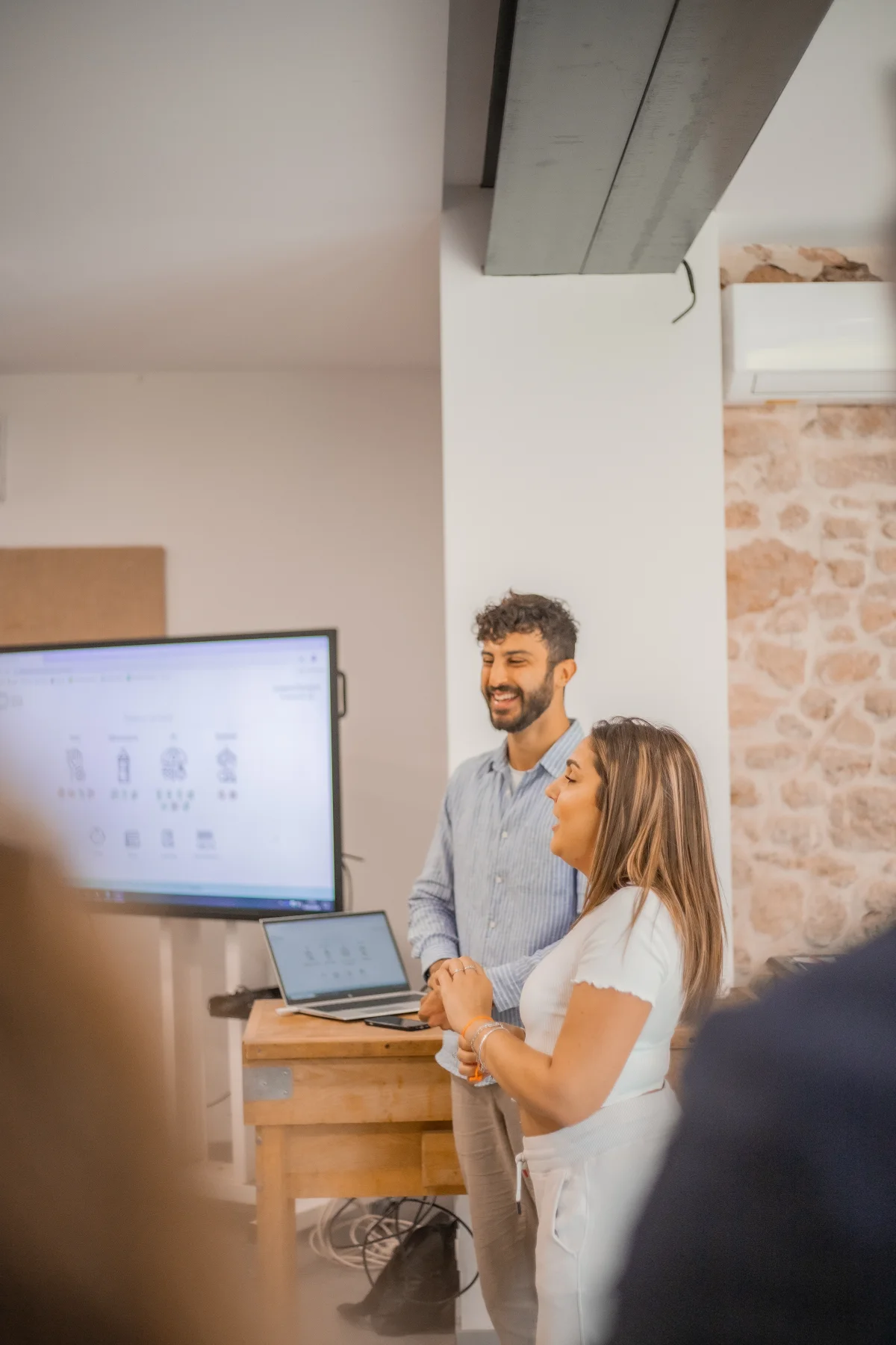 Romain et Aurélie présentant Leia ensemble