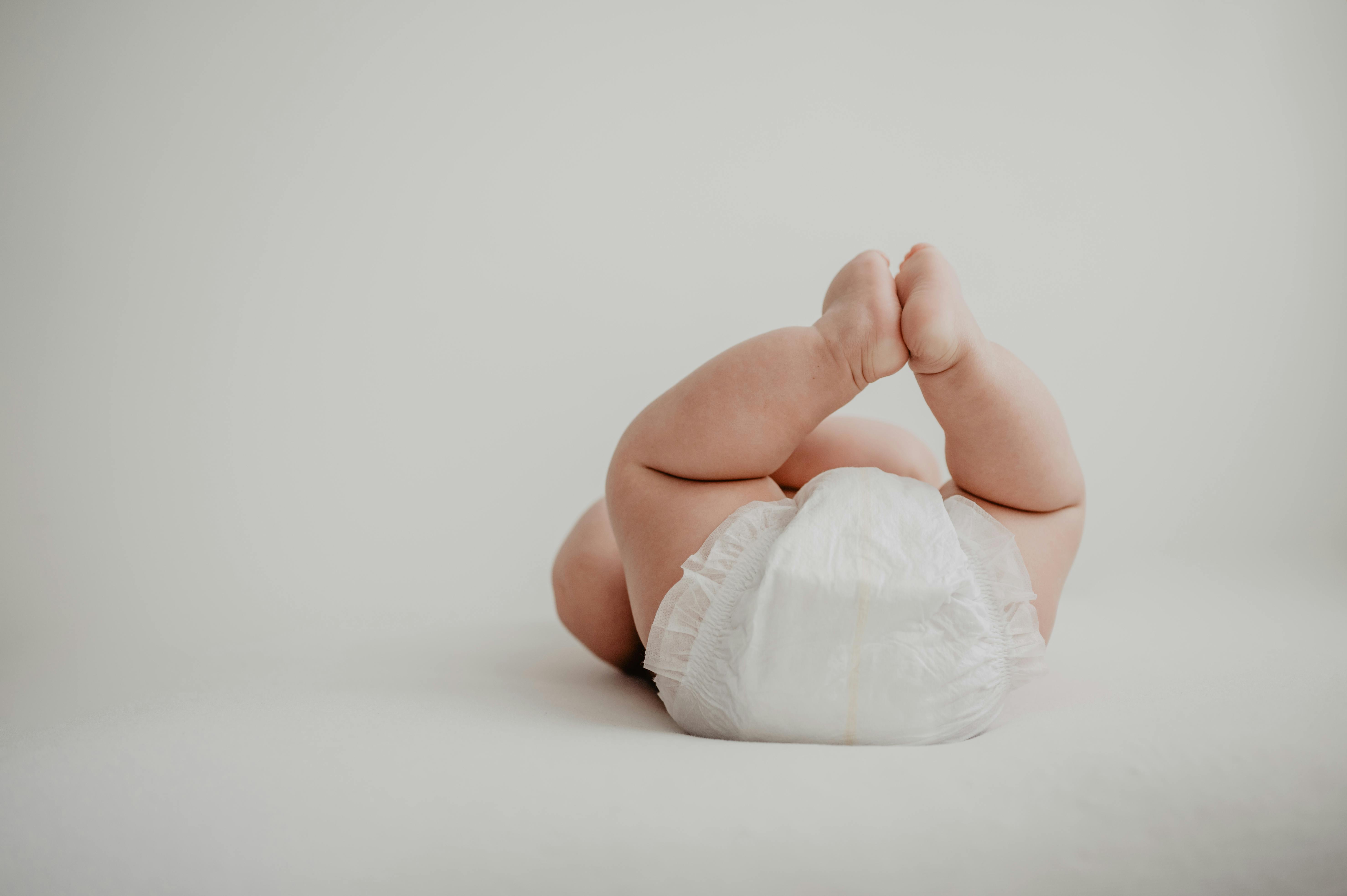 Équipe petite enfance appliquant les règles d'hygiène en crèche