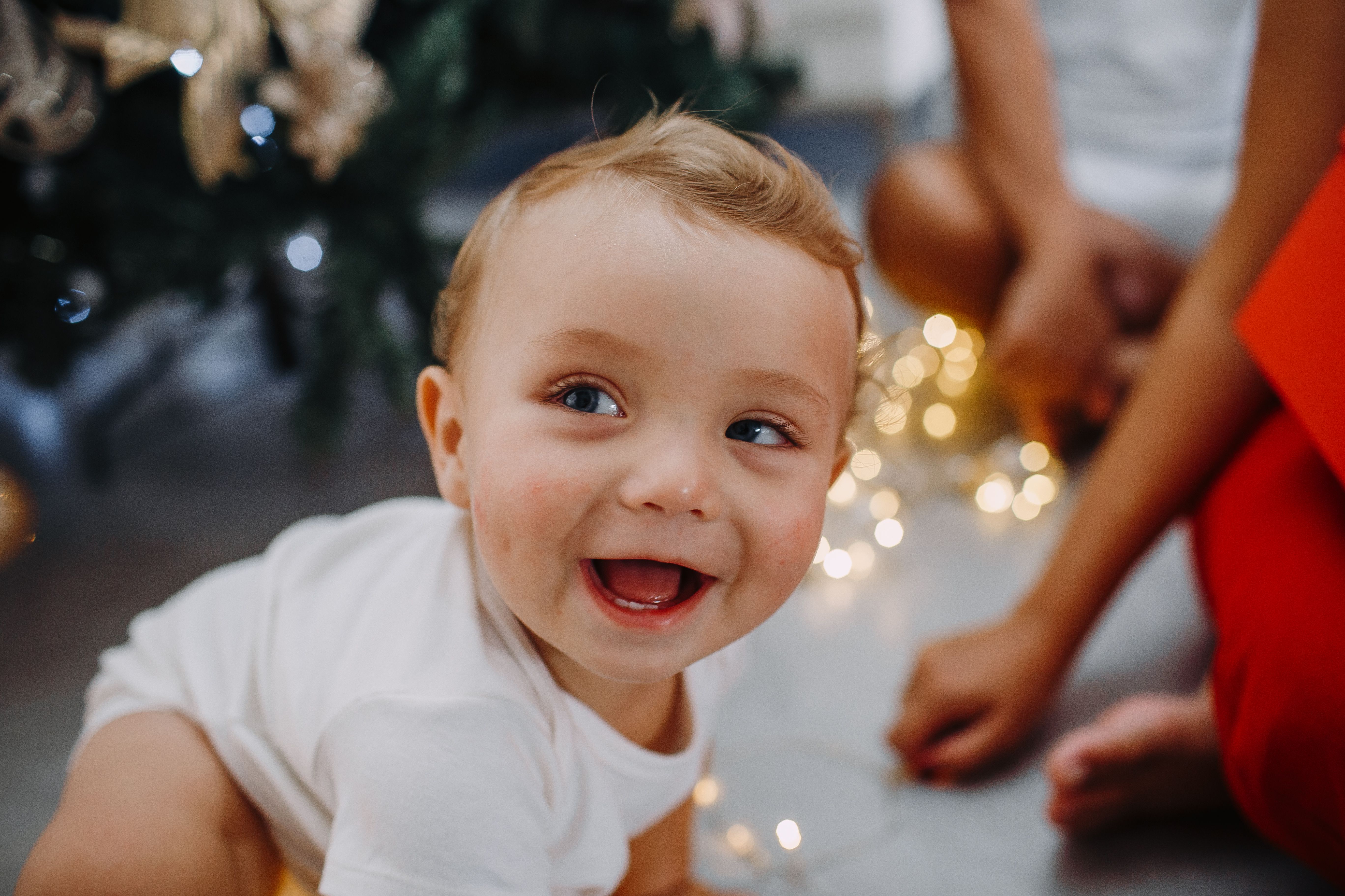 Professionnelle de micro-crèche accueillant trois jeunes enfants en section