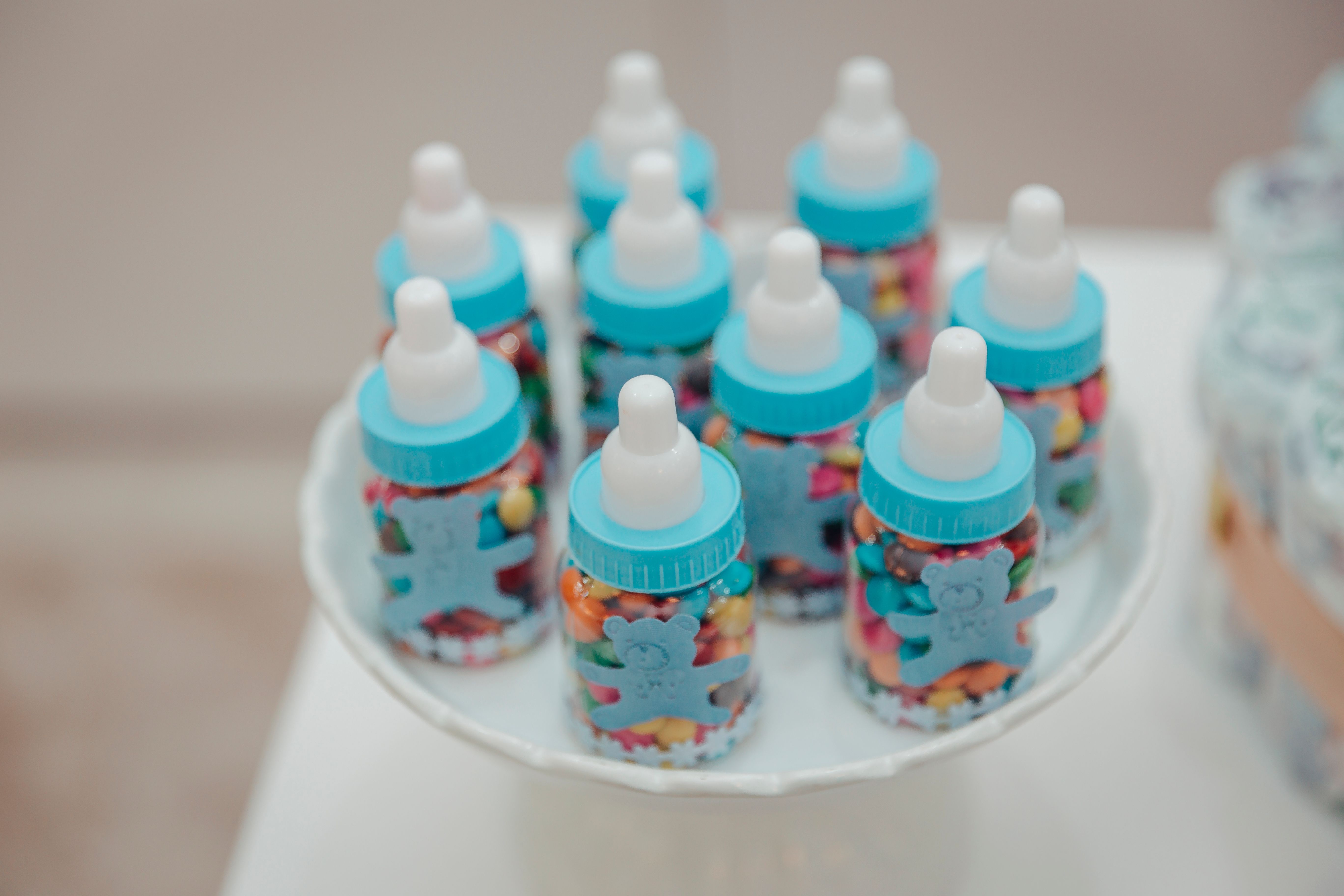 Biberon de lait maternel étiqueté prêt à être réchauffé en crèche