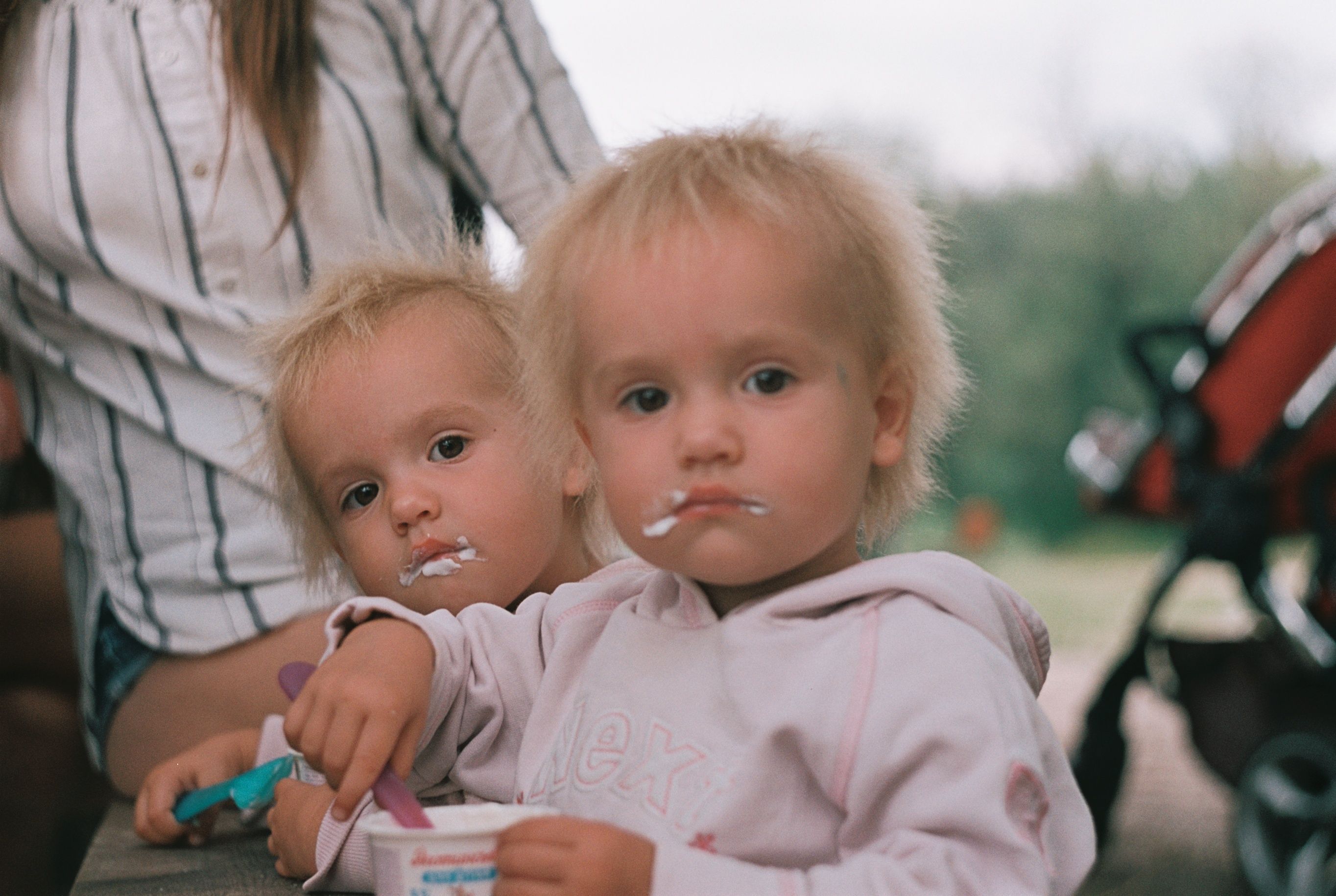 Jeune enfant attablé devant une assiette de légumes en crèche