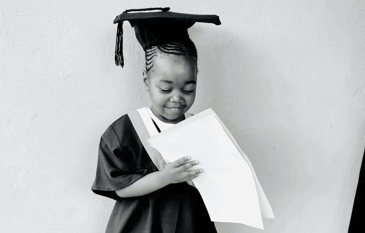 Professionnelle diplômée accompagnant des enfants dans une crèche collective