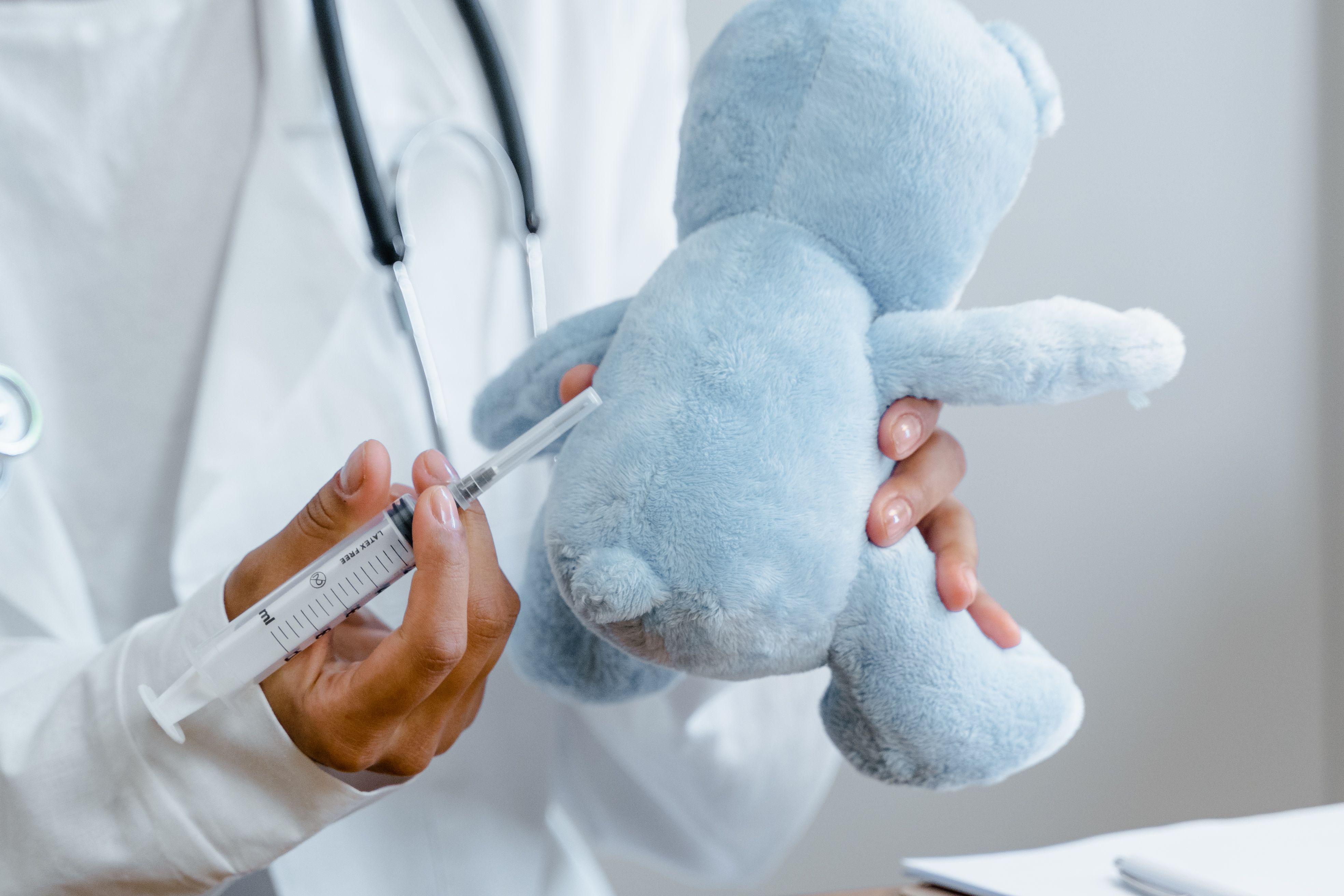 Carnet de santé d'un enfant ouvert sur la page des vaccinations dans un bureau de directrice de crèche